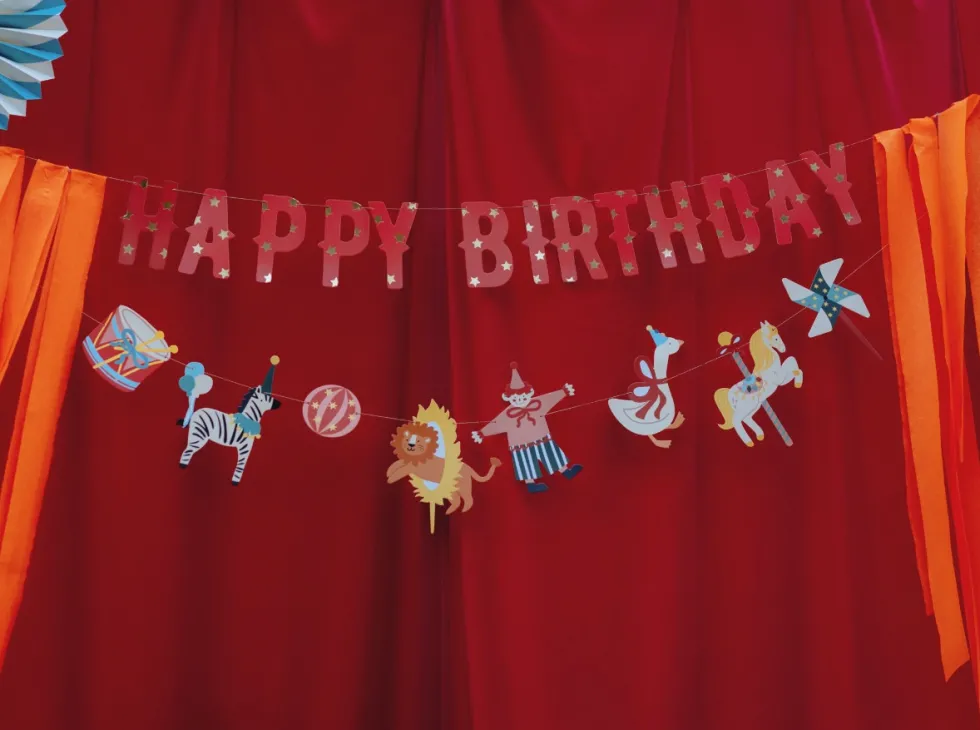 Baner Happy Birthday Cyrk - czerwony, 2,75 m