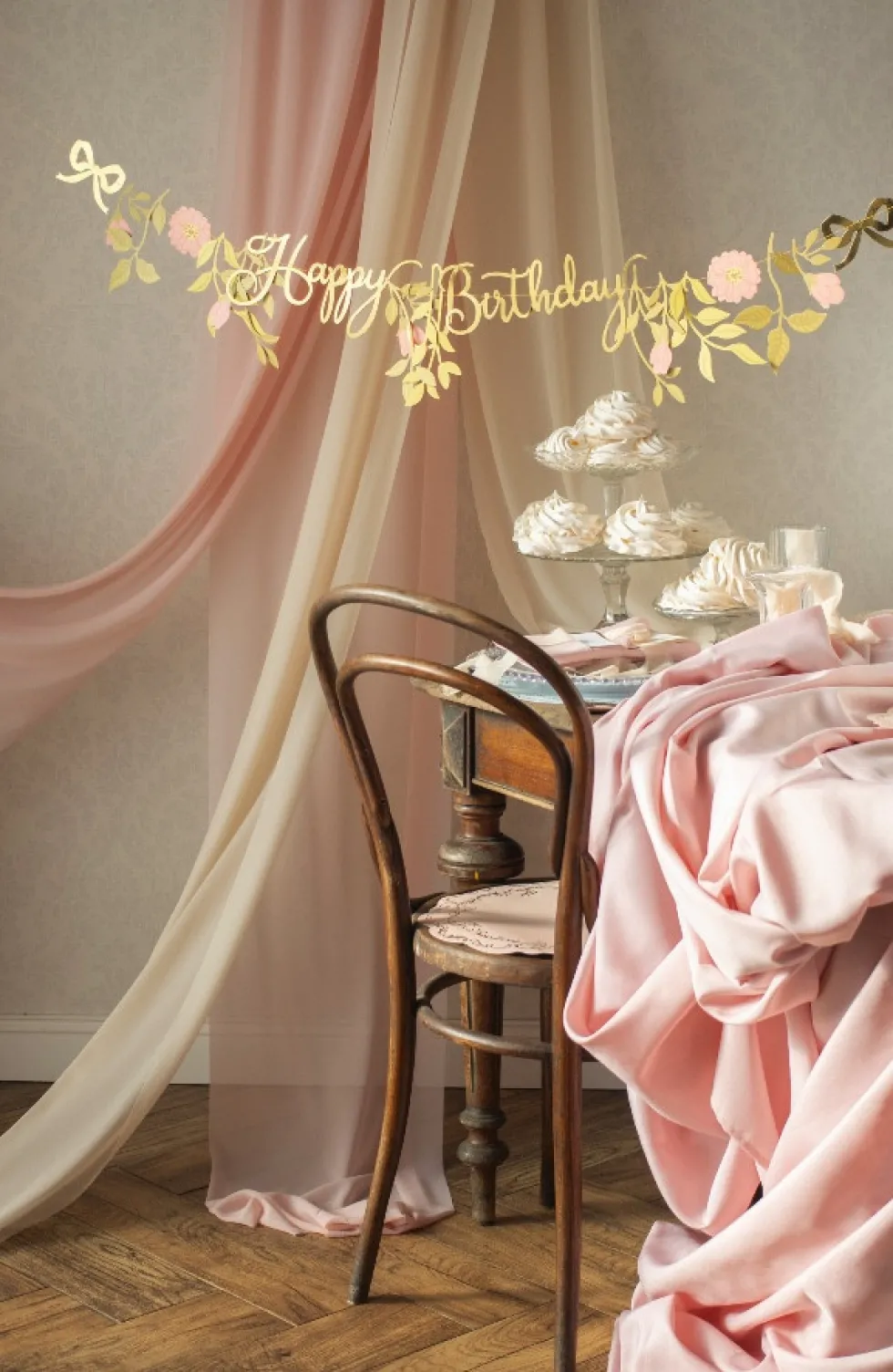 Baner Happy Birthday Kwiaty - złoty, 18,3 cm x 1,3 m