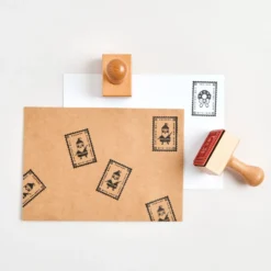 Stempel drewniany Znaczek pocztowy Wieniec - Rico Design - 3,4 x 4,5 x 7 cm