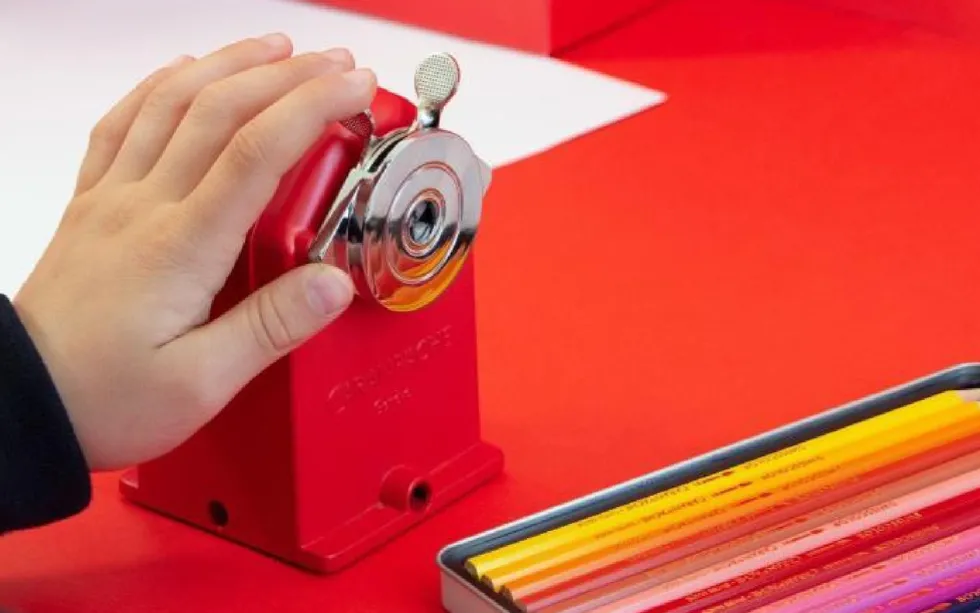Temperówka metalowa na korbkę - Caran d'Ache - Red